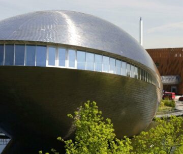 Alcom Dach&Wand - science center schaubox und turm von strase aus 01a
